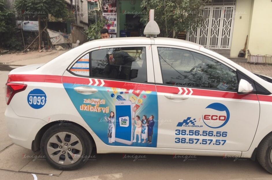 quảng cáo trên xe taxi