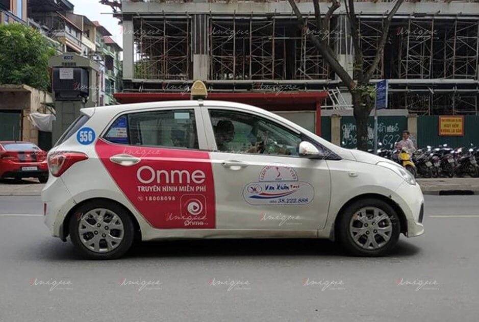 quảng cáo trên xe taxi