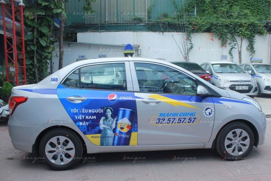 quảng cáo trên xe taxi